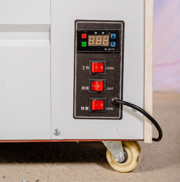 Hệ thống bánh xe và bảng điều khiển của tủ